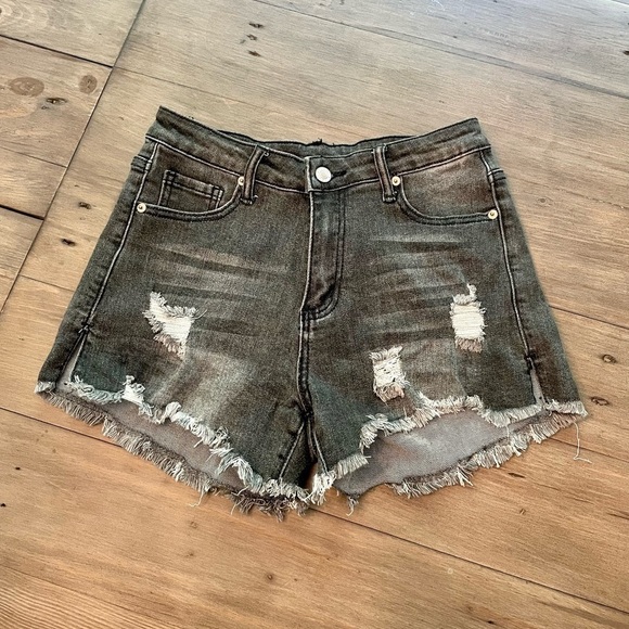 𝅺DISTRESSED denim shorts - Picture 1 of 6